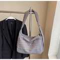 Detail der grau-violetten Stepptasche mit Wellennähten und breitem Schultergurt - Einheitsgröße / Grau