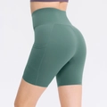 Donkergroene yoga shorts met hoge taille, zijzakken en elastische sneldrogende stof - S / Bottoms / Mysterieus Groen