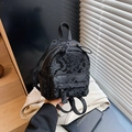 Mini mochila negra para mujer con textura de serpiente y tirantes de cuero - Negro