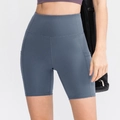 Grijsblauwe high-waist geprinte yogashort voor dames met handige zijzakken - Waasblauw