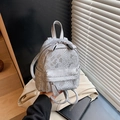 Mini mochila plateada con textura de serpiente y acabado metálico para viaje casual - Plateado