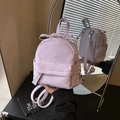 Mini mochila lavanda con textura de piel de serpiente y bolsillo frontal reflejada en espejo - Morado