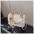 Borsa a scatola trapuntata bianca con chiusura dorata e foulard in seta sul manico - Bianco