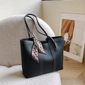 Borsa tote in pelle martellata nera con cuciture a contrasto e foulard decorativo - Nero
