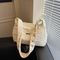 Sac à épaule matelassé blanc crème avec texture ondulée et détails en métal - Blanc Cassé