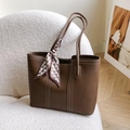Borsa tote in pelle marrone scuro con cuciture bianche e sciarpa decorativa - Marrone