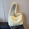 Sac bandoulière jaune clair matelassé avec surpiqûres ondulées et boucle en métal réglable - Jaune