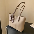 Borsa tote beige in ecopelle con manici marroni e decorazione foulard pied de poule - Cachi