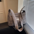 Sac nuage matelassé gris foncé en nylon brillant avec bandoulière réglable - Gris