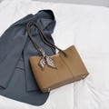 Borsa tote in pelle marrone con cuciture bianche e dettaglio di sciarpa di seta decorativa - Marrone