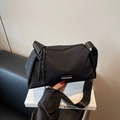 Borsa a tracolla in tela nera con ampia tracolla e design rettangolare minimale - Nero