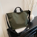 Bolso tote minimalista de nailon verde oliva con correas negras y bandolera ajustable - Verde