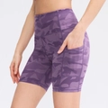 Paarse camo yoga short met hoge taille en zijzakken van elastische sneldrogende stof - Paarse Camouflage