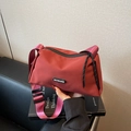 Borsa a tracolla in nylon bordeaux con ampia tracolla e dettaglio logo MOONLERSA - Rosso