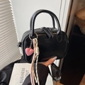 Elegante zwarte glanzende crossbodytas met roze hartjeshanger en handig handvat aan de top - Zwart met hanger