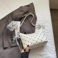 Sac bandoulière blanc matelassé avec clous argentés et nœud en dentelle et perles - Blanc Cassé Sans Pendentif