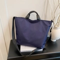 Bolso tote grande azul oscuro con asas de cincha negras y correa ajustable para hombro - Azul
