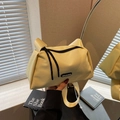 Borsa a tracolla in nylon giallo chiaro con ampia tracolla e cerniera nera - Giallo