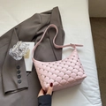 Sac à bandoulière rose matelassé avec clous argentés et bandoulière réglable - Rose Sans Pendentif