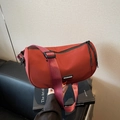Rote Nylon-Halbmondtasche mit verstellbarem Gurt und Markenlogo im sportlichen Stil - Rot