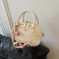 Chique beige mini Boston tas met metalen logo, handvatten en hartvormige hanger - Wit met hanger