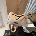 Borsa a tracolla beige con tracolla larga in tessuto resistente e dettagli neri con zip - Bianco