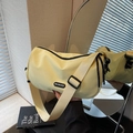 Hellgelbe Zylindertasche aus Nylon mit breitem Trageriemen und Logo-Detail-Elementen - Gelb