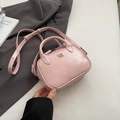 Sac à main rose clair en similicuir avec bandoulière et logo embossé sur bureau - Rose Sans Pendentif