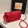 Borsa a sella rossa in pelle martellata con tracolla a nodo e ciondolo argento - Rosso