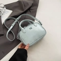 Petit sac à bandoulière chic en cuir bleu menthe avec logo PAN TOR et sangle réglable - Bleu Sans Pendentif