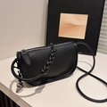 Borsa a sella minimalista in pelle martellata nera con tracolla intrecciata e ciondolo argento - Nero