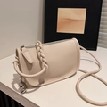 Sacoche beige minimaliste en cuir grainé avec pendentif coeur et détail tressé - Kaki