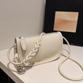 Sacoche beige en cuir à motif lychee avec bandoulière tressée et décor cœur - Blanc