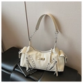 Borsa tote bianco crema in similpelle lucida con borchie argentate e tracolla a catena - Bianco