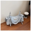 Borsa a mano grigio-azzurra in ecopelle con borchie e catene argentate stile punk rock - Blu
