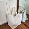 Borsa tote in tela bianco crema con scritta KFR e tasche laterali su parquet - Bianco Sporco