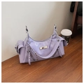 Elegante borsa color lavanda con borchie, finitura lucida e manici a catena argentata - Viola