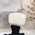 Elegante bolso bandolera blanco roto con textura de lichi, cremallera y correa fina - Blanco Crema