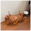 Sac fourre-tout caramel brillant avec rivets, chaînes argentées et poches latérales - Marron
