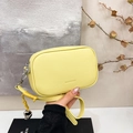 Bolso bandolera minimalista en cuero lichi amarillo con detalle de colgante corazón - Amarillo Claro