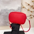 Bolso bandolera rojo de cuero granulado con herrajes plateados y logotipo grabado - Rojo Ancorra