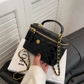 Bolso tipo cubo acolchado negro con cadena dorada y detalle de emblema floral - Grande / Negro