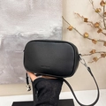 Bolso bandolera minimalista de cuero negro con textura litchi y detalles plateados - Negro