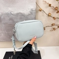 Borsa a tracolla minimalista in pelle azzurra con dettaglio di cinturino a treccia - Celeste