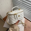 Mini bolso cubo de cuero acolchado blanco con cierre de flor dorada y cadena - Grande / Blanco