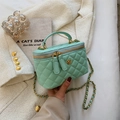 Mini bolso tipo cubo acolchado verde menta con flor dorada y cadena - Grande / Verde