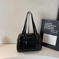 Mochila negra brillante en cuero charol con herrajes plateados y bolsillo frontal - Negro
