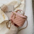 Bolso tipo cubo acolchado rosa con cadena dorada y asa sobre chaqueta blanca - Grande / Rosa