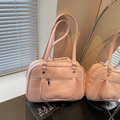 Bolso chic de cuero PU rosa brillante con bolsillo frontal y herrajes plateados fuertes - Rosa