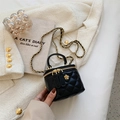 Mini bolso vanity de cuero acolchado negro con camelia dorada y asa de cadena - Pequeño / Negro